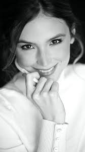 Contrata a Luisa Sierra