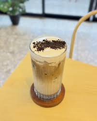 Kopi lembut hitam putih - kopi susu dengan topping oreo dan kirim buih yang  lembut. Cocok untuk kamu yang suka biskuit oreo. #cafebekasiselatan  #cafebekasihits #cafebekasibarat #cafebekasiviral