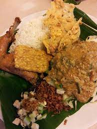 Nasi Pecel Famous Indonesian Food From Javanese Served With Rice Mixed Vegetable With Peanut Paste And Fried Makanan Dan Minuman Makanan Makanan Indonesia