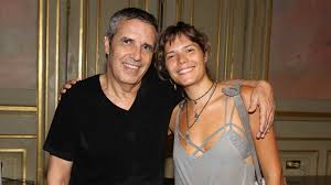 Pourquoi Julien Clerc n'a jamais aidé sa fille Vanille pour sa carrière de  chanteuse | Télé 7 Jours