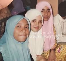 Abu raihan wan jaafar, have 4 children together in addition to azal, they are muhammad razil azrai (azil, azal's twin brother who is also autistic). Zarina Zainuddin Biodata