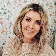 Jen Cameron's Instagram, Twitter & Facebook