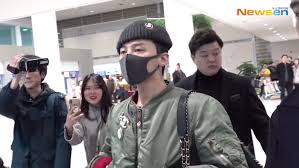 Open sack x2 and the pile of sacks for some items. G Dragon Surrounded By Reporters And Fans As He Returns To Korea From France Allkpop