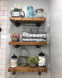 Warming Up My Gray Black And White Bathroom With These Great Rustic Wood Estantes Del Cuarto De Bano Decoracion De Banos Pequenos Decoracion De Banos Sencillos