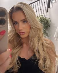 Elisa Becker's Instagram, Twitter & Facebook