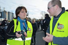 Le gilet jaune devra être porté par les usagers de motos et de scooters dés qu'un arrêt d'urgence sera nécessaire. Motos Et Scooters Le Gilet Jaune Est Obligatoire
