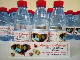 Il est facile de personnaliser votre bouteille d'eau et vous pouvez choisir parmi plusieurs options de marquage, notamment la gravure au laser, l'impression en couleur et l'impression monochrome. Sac Mariage Bouteilles D Eau Minerale Personnalisee Pour Facebook