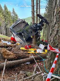 Die gondel einer seilbahn stürzt hunderte meter in die tiefe. 7kbuvvmcn Tfdm