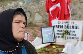 Trabzon'un maçka ilçesinde, ihbar ettiği pkk'lı teröristler tarafından çıkan çatışmada şehit düşen eren bülbül, yürekleri dağladı. Eren Siz En Aci Anneler Gunu 15 Yasinda Sehit Dusen Eren Bulbul Un Annesi Ayse Bulbul Anneler Gununu Huzunlu Geciriyor Ayse Bulbul Eren Bana Cimenlerin Ciceklerini Toplayarak Getirirdi Bugun Yine Bekledim Trabzon Haberleri