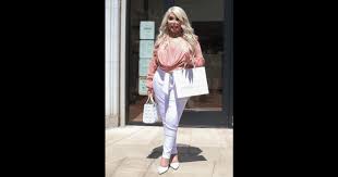 Jessica alves si trova a bangkok per concludere questo cammino con al suo fianco il nostro fino a pochi mesi fa era conosciuta come il ken umano, ora è pronta a diventare barbie affrontando l'ultima. Jessica Alves Dazzles In White Pants And Coral Top In La While Buying Jewelry After Admitting She Gained 66lbs Meaww