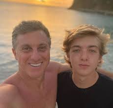 Angélica e Luciano Huck celebram 20 anos do filho com fotos antigas