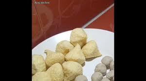 Diamkan ayam min 30 menit (dimasukkan kulkas semalam lbh baik) campurkan tepung serbaguna sambil ditekan2. Yl Fi96ie7hdzm