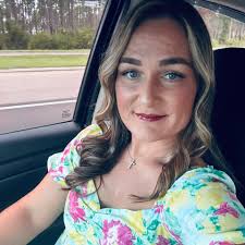 Here she is again, this time celebrating “1” year clean & sober!!  👏👏👏Congratulations Sika!!!!! 🎊🎉🎈 Keep up the good work!