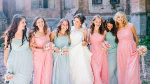 La sera sulla spiaggia é un evento unico, puoi permetterti qualche estrosità in più rispetto al giorno, ma sempre senza esagerare! Come Vestirsi Ad Un Matrimonio I Segreti Per Mamme E Invitate