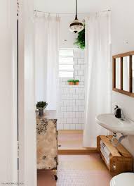 12 Maneiras Para Reformar Um Banheiro Antigo Sem Quebra Quebra Em 2020 Com Imagens Banheiros Antigos Decoracao Banheiro Vintage Como Decorar Um Banheiro