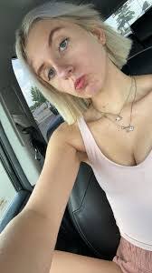 Elizabeth Trapani's Instagram, Twitter & Facebook