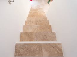Surprenez Vos Proches Et Invites Laissez Vous Tenter Par Un Escalier Fait De Carreaux En Travertin Stonenatur Travertin Decoration Maison Moderne Escalier