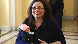 Discover more posts about tammy duckworth. Tammy Duckworth Im Senat Zehn Tage Altes Baby Maile Pearl Schreibt Us Geschichte Stern De