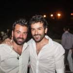 Ο θοδωρής γκιώνης έζησε μία από τις πιο σημαντικές στιγμές της ζωής του! 8odwrhs Gkiwnhs Giortase Ta Gene8lia Toy Me Polloys Kallitexnes Sto Pleyro Toy Tralala Gr