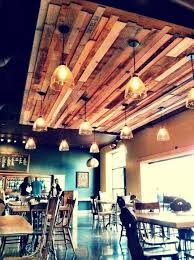 Kadeh Seklinde Avize Tasarimi Ahsap Tavan Ile Butunlesmis Bir Dekorasyon Ornegi Cafe Design Restaurant Decor Ceiling Design