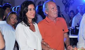 Mustafa denizli, kendisinden 15 yaş büyük rıza kocaoğlu ile aşk yaşayan kızı lal'e ilişki onayı takvim'de yer alan habere göre ünlü teknik direktör mustafa denizli'nin eski sevgilisi çiğdem. Mustafa Denizli Icin 3 Yil Hapis Isteniyor