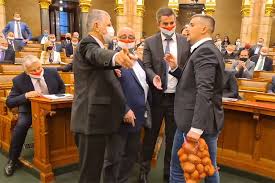 Az agráriumban élő és dolgozó fiatalokkal találkozik. 4 4 Millio Forintra Buntette Kover Laszlo Jakab Petert Mert Egy Zsak Krumplit Akart Adni Orbannak Ugytudjuk Hu