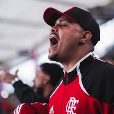 Em 23 fui assistir ao jogo contra o Racing, na Argentina, ainda na fase de  grupos. Essa era a almofada que tinha no Airbnb que ficamos. “Isso é viver,  é aprender” (é