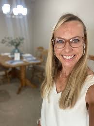 Kerri Swenson's Instagram, Twitter & Facebook