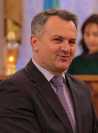 Найпоширеніша версія повідомляє, що місцевість, де тепер знаходиться луцьк, мала вигідне оборонне розташування — з півночі та заходу межі міста визначалися вигином річки стир, на півдні протікав. Sinyutka Oleg Mihajlovich Wikiwand