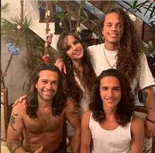 Log in to view this story. Praiana A Familia Do Cantor Vitao E O Sonho De Facebook