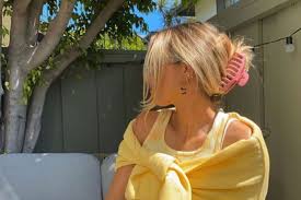 Or use multiple clips for an even more special look. 10 Cute Hair Claws To Keep Your Hair Out Of Your Face Fabfitfun