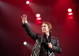 Raphael tiene dos funciones pendientes en Santo Domingo para marzo de 2025