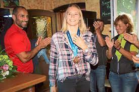 Fisioterapeuta especialista em cardiorrespiratória que gosta de compartilhar de maneira simples. Triberg Zuruck Aus Kasachstan Triberg Feiert Seine Bronze Ringerin Aline Rotter Focken Sudkurier Online