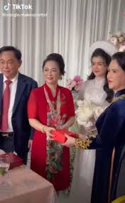 Các khách mời đến tham dự không khỏi bị ấn tượng, choáng ngợp. Clip Qua Y Le N Ba Nguyá»…n PhÆ°Æ¡ng Háº±ng Ä'i Ä'am CÆ°á»›i Háº­u Ä'áº¥u Tá»' Hoai Linh Nhan