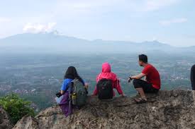 Oleh karena itu, masyarakat maupun wisatawan dilarang masuk ke zona larangan itu. Puncak Batu Roti Puncak Galau Dan Puncak Lalana Bogor Backpacker Jakarta
