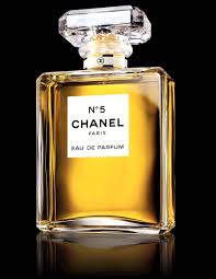 En 1921, coco chanel décide de créer une fragrance qui ne ressemble à aucune autre. Chanel N 5 L Histoire D Un Parfum Mythique Beautylicieuse