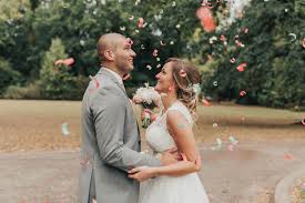 Grund genug sich über die finanzierung gedanken zu machen und wer welche kosten dass also die kosten der eigenen hochzeit nicht immer zur gänze auf halbe halbe aufgeteilt werden können, sollte klar sein. Corona Hochzeit Nrw Und Rlp Verschieben Absagen Aktuelle Infos Katja Sing