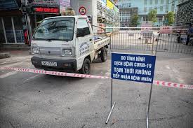 Nhiều người dân đưa người nhà đến đây khám bệnh đành ngậm ngùi cổng số 2 của bệnh viện k cơ sở tân triều cũng được canh phòng nghiêm ngặt. Enuujivob1ulxm