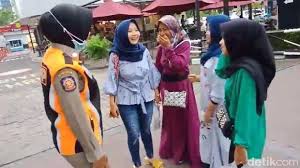 Terus bagaimana cara menyeberang jalan di malam hari yang aman ?. Pejalan Kaki Menyeberang Sembarangan Ini Yang Dilakukan Satpoltik