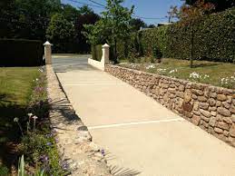 Solide, esthétique, disponible en de nombreux coloris, le béton se prête parfaitement aux allées de jardin et peut même être très décoratif. Beton Desactive Pour Votre Cour Allee De Jardin Entree De Garage