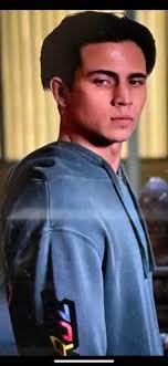 I was chatting to one of my clients the other day about improving their  bench press and we ended up talking *shoulders*. If you're looking to lift  heavier