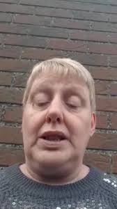 “Dus droog je tranen ook al heb je veel verdriet!, Je kan treuren net als  ik maar 't helpt ons niet!” 🎵