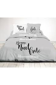 Si vous avez un lit de standard de 140 x 190 cm ou 140 x 200 cm, misez sur une housse de couette de 200x200 cm si vous dormez seul ou bien privilégiez la housse de couette 240x220 cm si vous partagez la couette avec votre moitié pour plus d'aisance. Housse De Couette Couette Couvre Lit Linge De Lit
