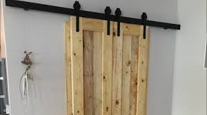 Die gängigste form bildet dabei die bemalte spannholzplatte, neben dieser finden sich edlere vollholztüren. Schone Rustikale Schiebetur Youtube