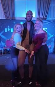 Hung UK stripper interacting with fanscrowd - ThisVid.com