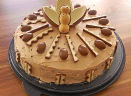 5 minuten in der form ruhen lassen, auf ein kuchengitter stürzen und. Uberraschungsei Torte Gourmet Rezepte