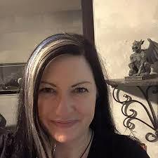 Lisa Barry's Instagram, Twitter & Facebook