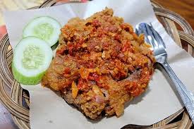 Gulingkan lagi ke dalam campuran tepung sambil agak ditekan dan diangkat. Resep Cara Membuat Ayam Geprek Crispy Yang Enak Selerasa Com