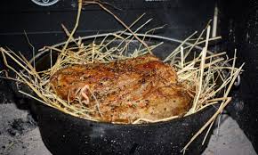 Heubraten Aus Dem Dutch Oven Rezept Fur Einen Saftigen Braten Aus Dem Feuertopf Der Im Heubett Gegart Wird Rezepte Dutch Oven Rezepte Feuertopf Rezepte