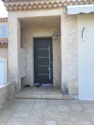Barre de porte d entrée. Installation D Une Porte D Entree Moderne Avec Une Barre De Tirage En Aluminium A Toulon Dans Le 83 Js Menuiseries
